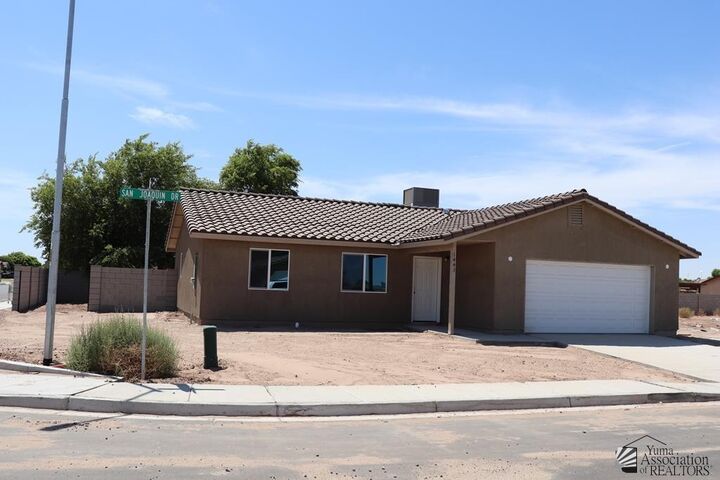 Property Photo: 1348 S Mendota Ave AZ 85350