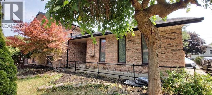 Property Photo:  8339 Kingston Crescent  ON N8S 4R7 