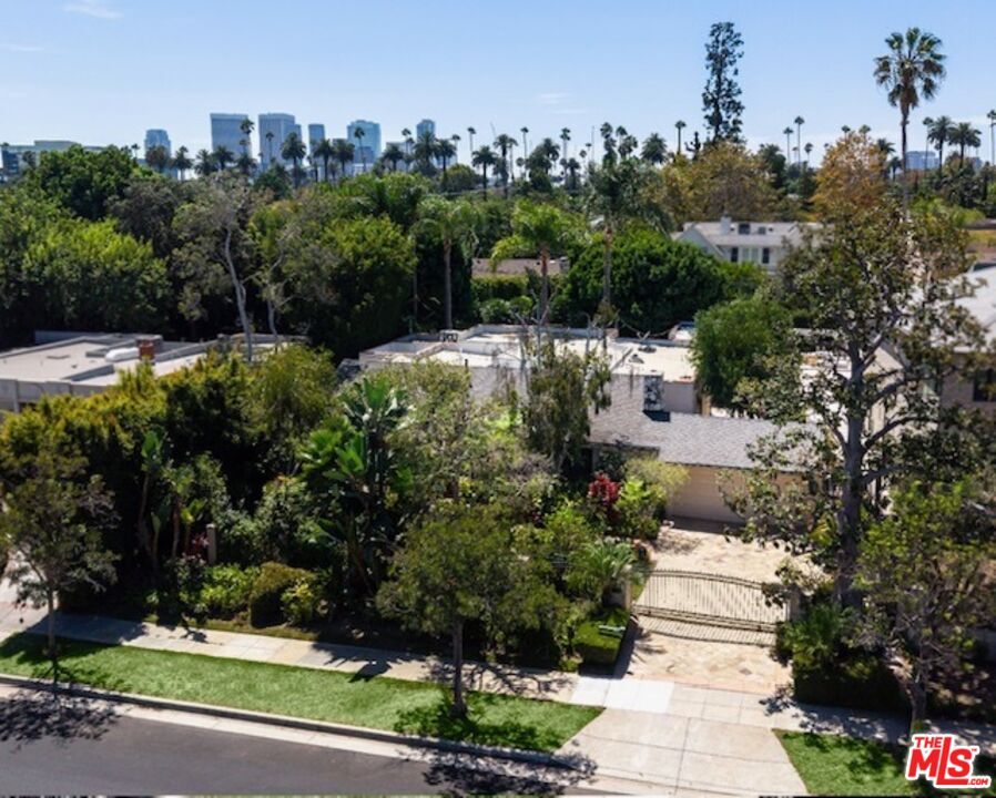 Property Photo:  521 N Rexford Dr  CA 90210 