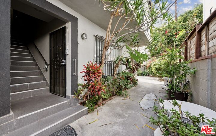 Property Photo:  637 N Hayworth Ave, Unit 6  CA 90048 