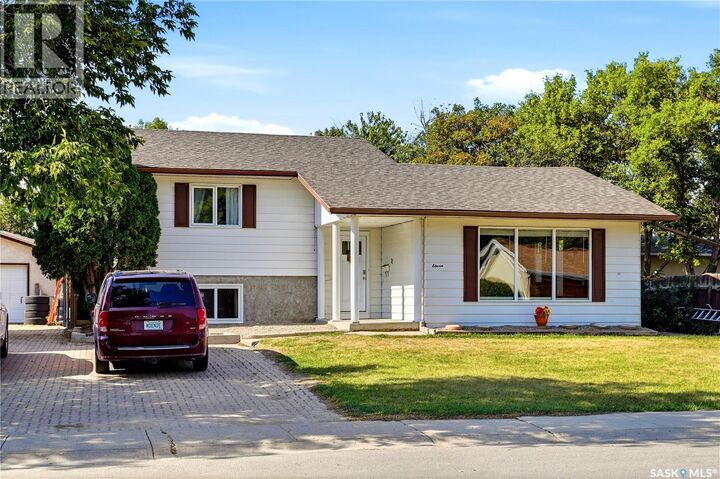 Property Photo:  11 McSherry Crescent  SK S4T 7B4 