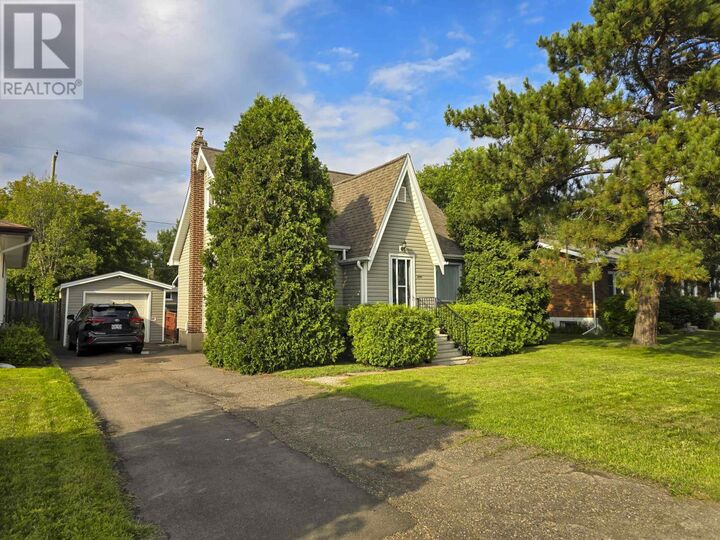 Property Photo:  2219 Arthur St E  ON P7E 5P3 