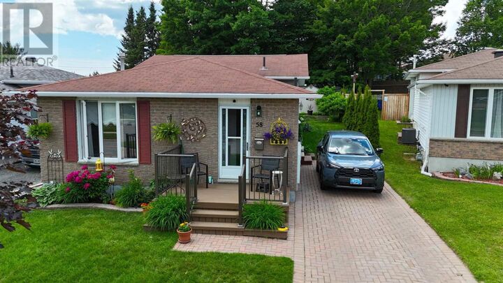 58 Stewart Cres — photo 1
