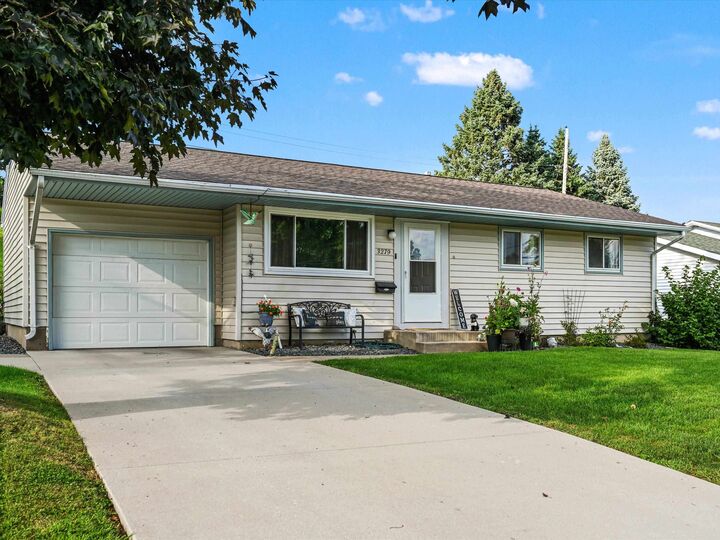 Property Photo: 3279 Kaufmann Avenue IA 52001