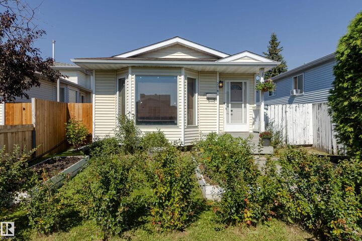 Property Photo:  278 Kirkwood Avenue NW  AB T6L 5A8 