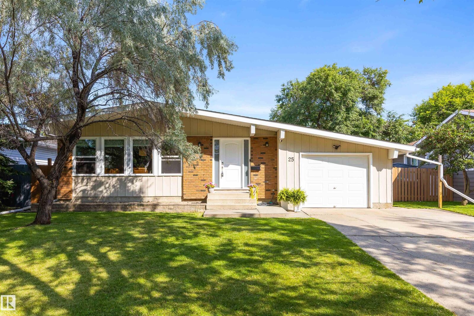 Property Photo:  25 Amherst Crescent  AB T8N 2P7 