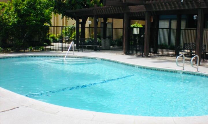 Property Photo: 1550 W Ashlan Avenue 102 CA 93705