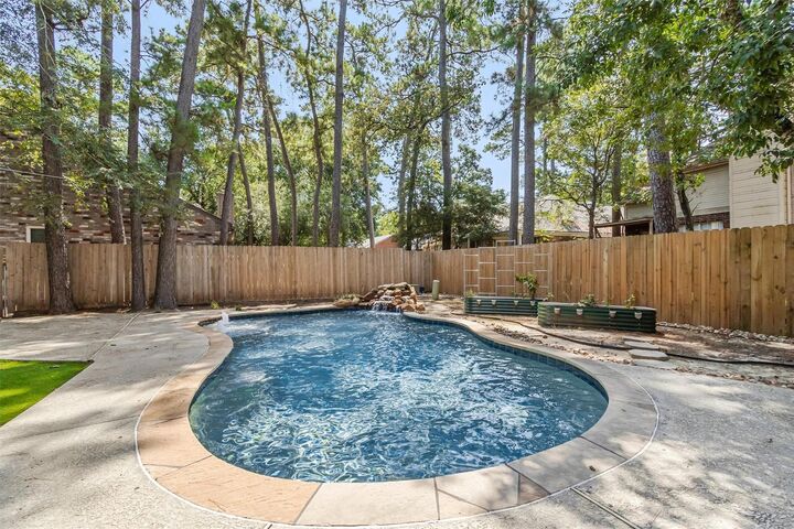 Property Photo: 2 Summithill Place TX 77381