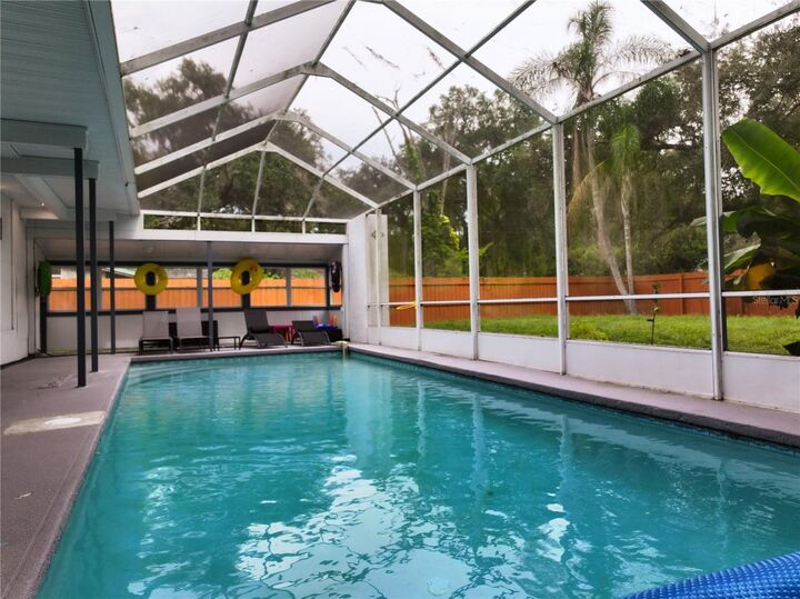 Property Photo: 111 Oak Lee Drive FL 33548