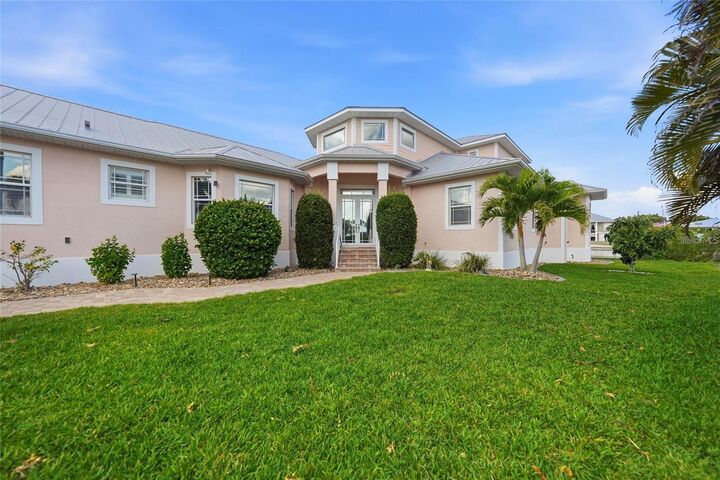 Property Photo:  534 Canal Way  FL 33950 