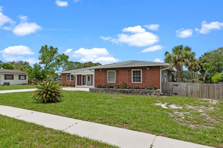 Property Photo:  2622 Hibiscus Court  FL 32738 