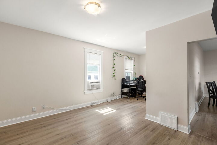 Property Photo:  556 Caroline Place  IL 60085 