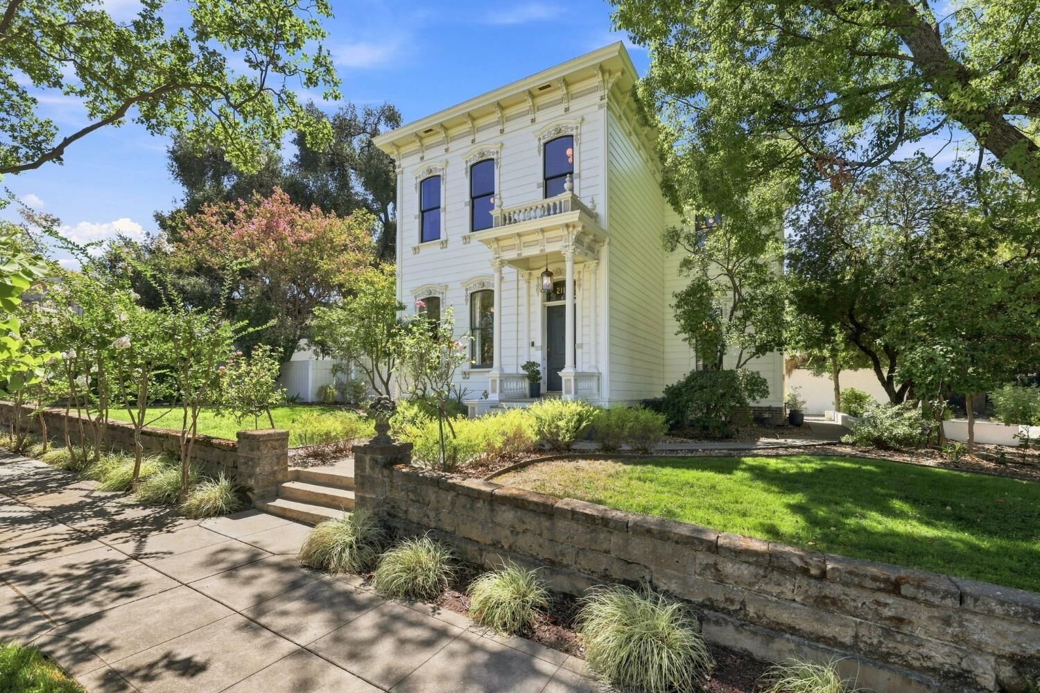 Property Photo:  2110 U Street  CA 95818 