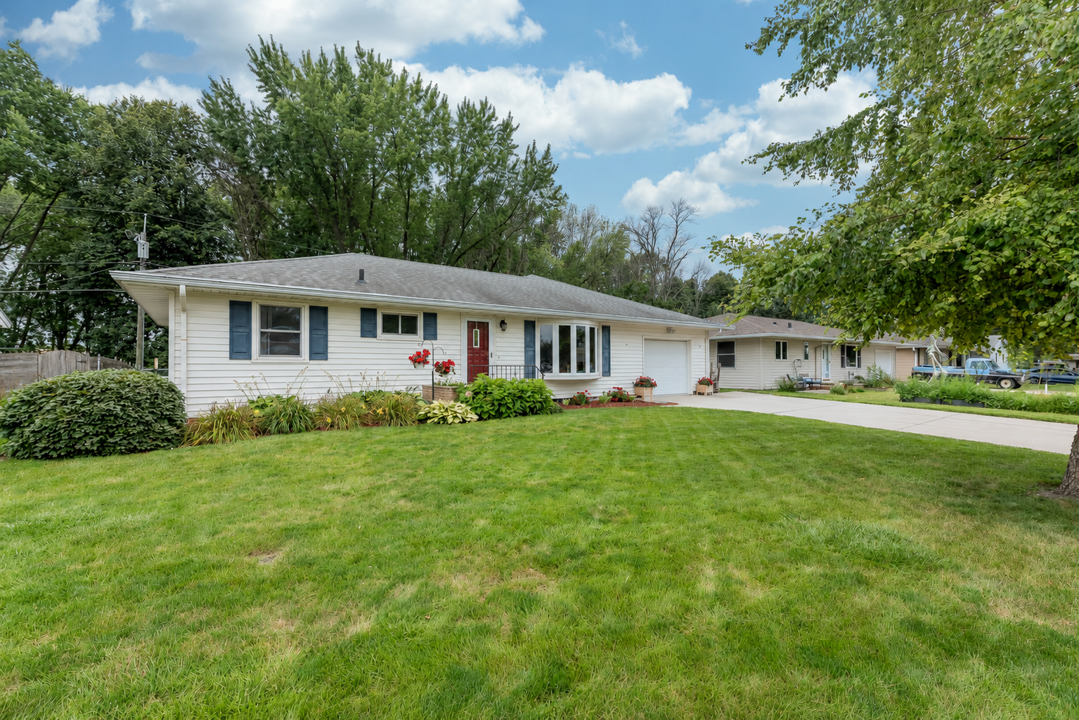 Property Photo:  2613 E Main Street  MN 56001 