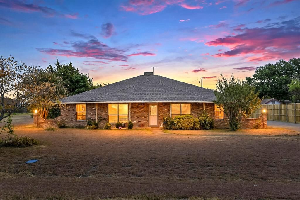 Property Photo: 514 Sunflower Street TX 75154