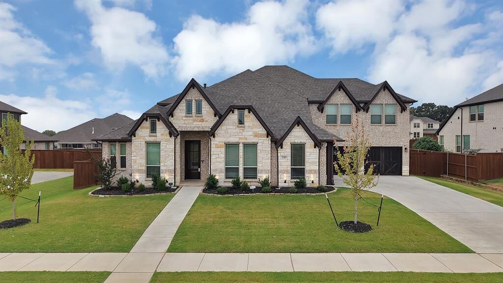 Property Photo: 2303 Knapp Trail TX 76063
