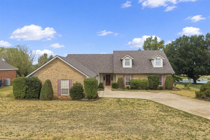 Property Photo: 2202 Lakewood Drive OK 73018