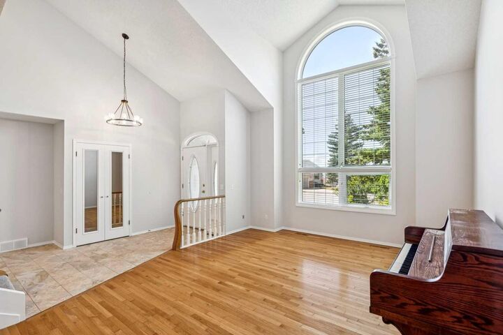 Property Photo: 113 Hawkdale Bay NW AB T3G 2W8