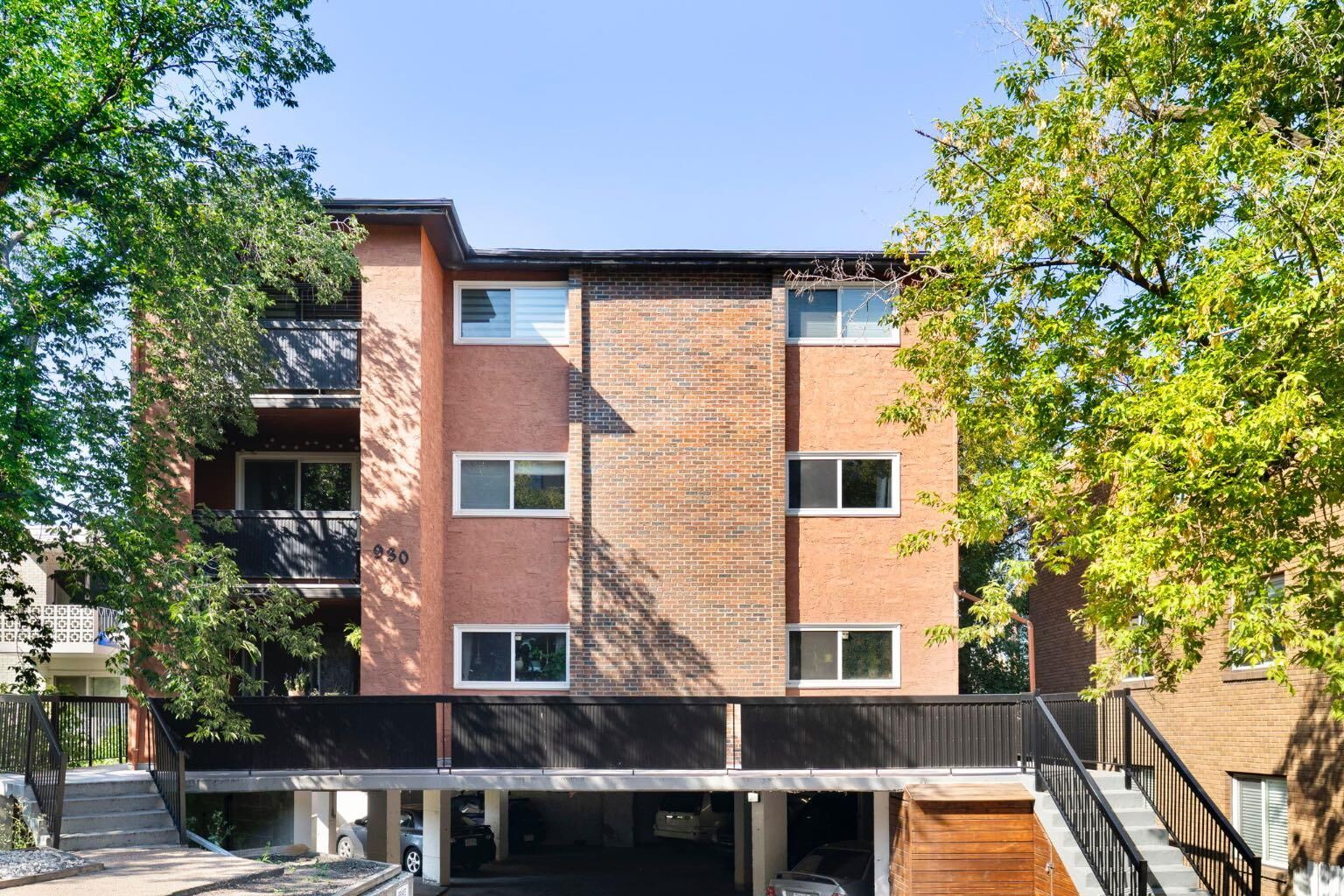 Property Photo: 930 Royal Avenue SW 4 AB T2T 0L5
