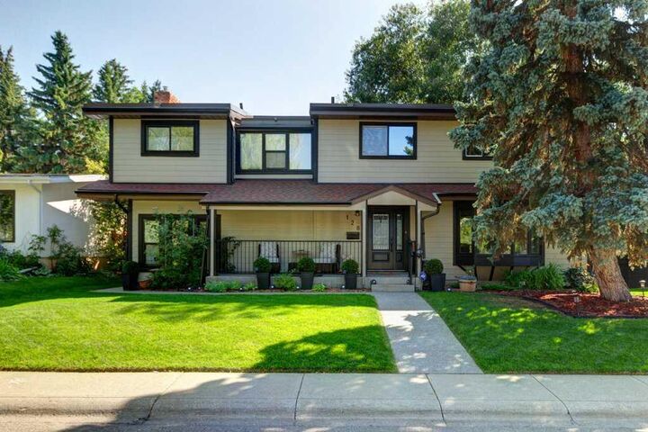 Property Photo:  128 Chinook Drive SW  AB T2V 2P9 