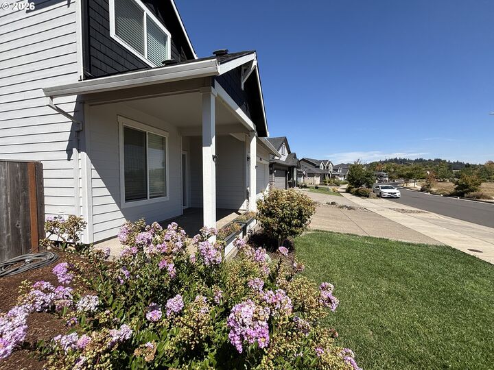 Property Photo: 4325 Somerset Dr NE OR 97322