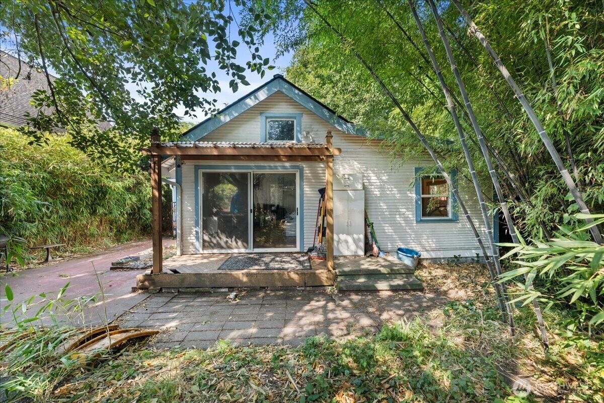Property Photo: 8730 Palatine Avenue N WA 98103