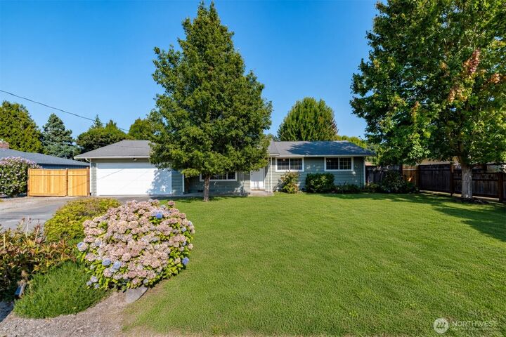 Property Photo:  1206 S Walnut St  WA 98233 