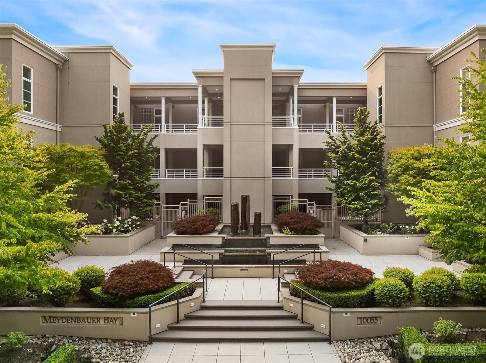 Property Photo: 10055 Meydenbauer Way SE 4 WA 98004