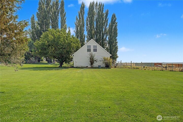 Property Photo: 10372 NE N.4 WA 98837