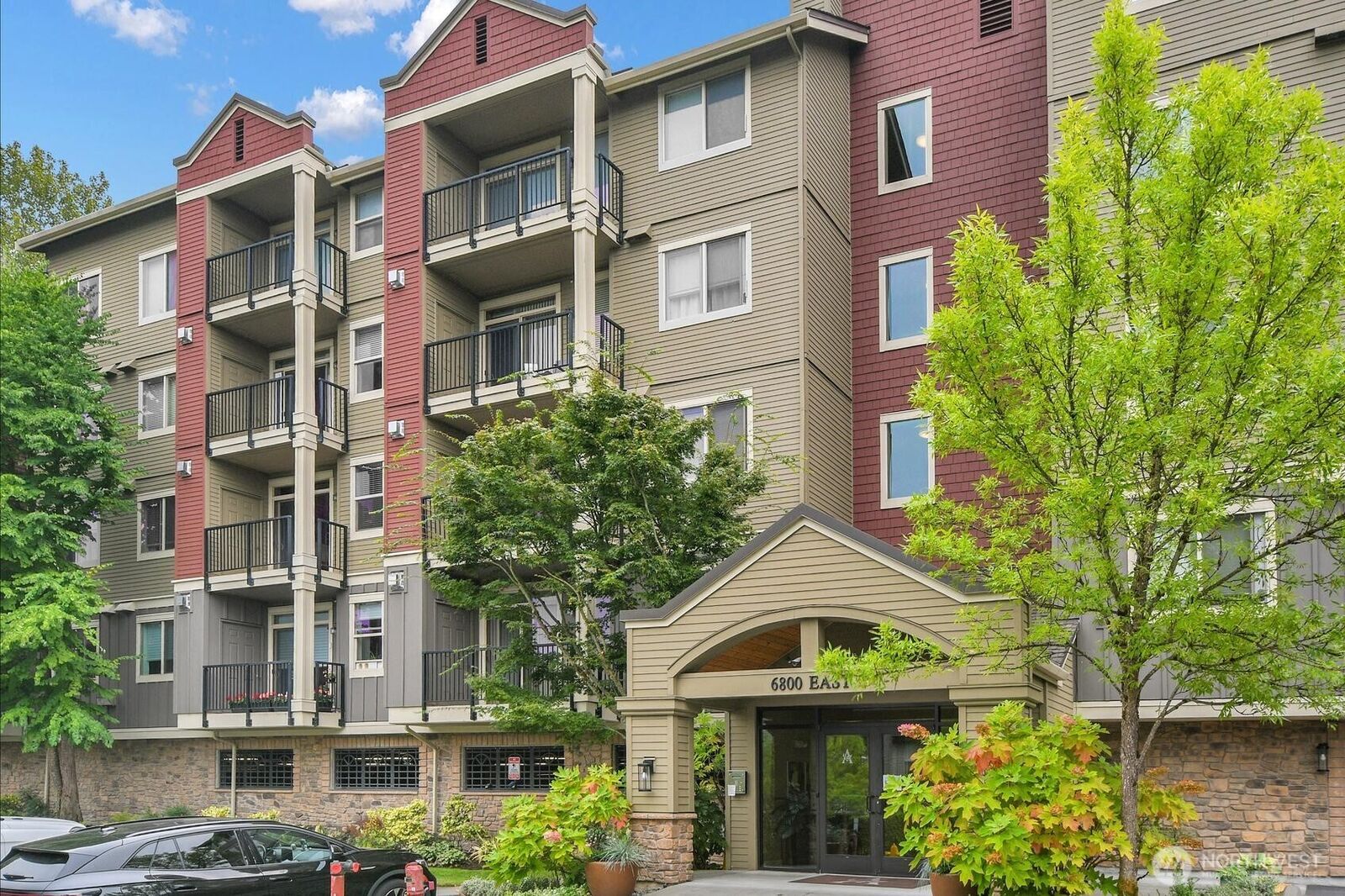 Property Photo:  6800  132nd Place SE E-401  WA 98059 