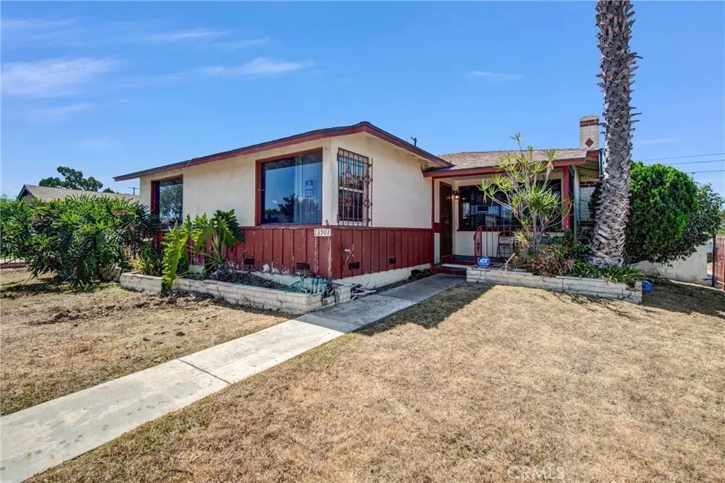 Property Photo:  13901 Spinning  CA 90249 