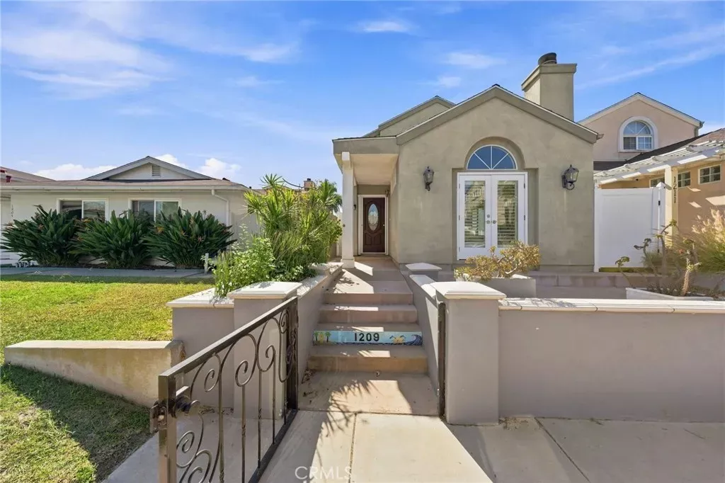 Property Photo:  1209 Huntington Street  CA 92648 