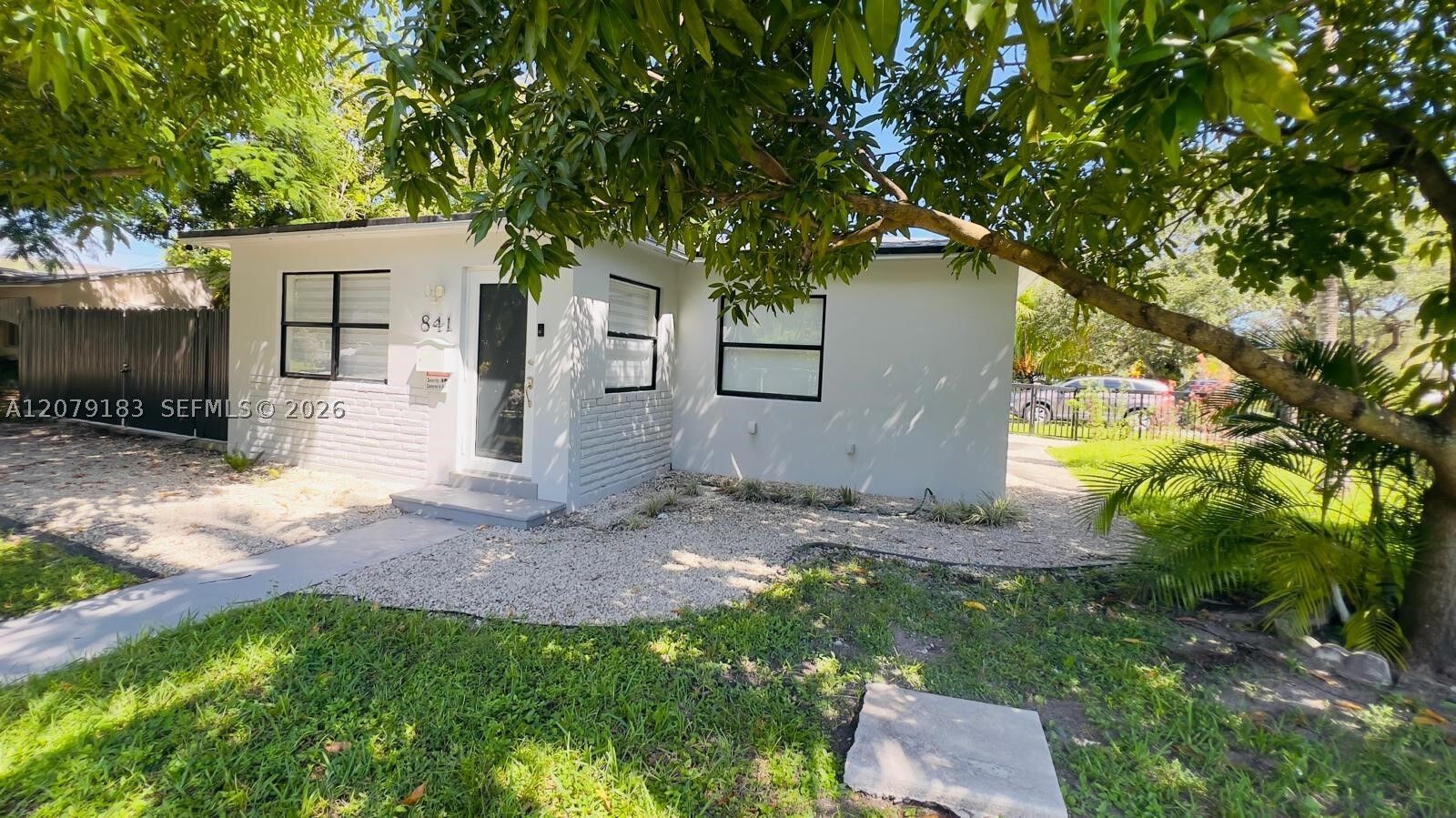 Property Photo: 841 S 24th Ave FL 33020