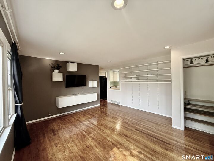 Property Photo:  220 Foxon Hill Road  CT 06513 