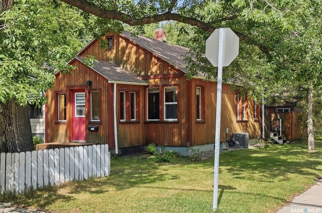 Property Photo:  301 Taylor Street W  SK S7M 0C6 
