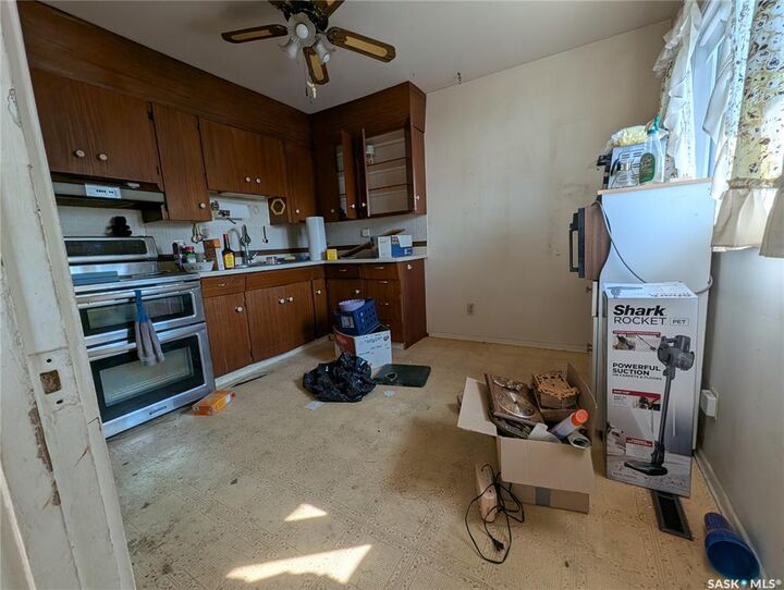 Property Photo: 921 Weldon Avenue SK S7M 2V5