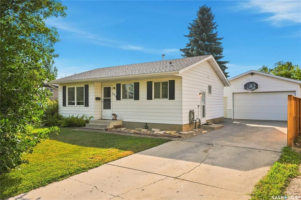 Property Photo:  203 Michener Crescent  SK S7L 5T9 
