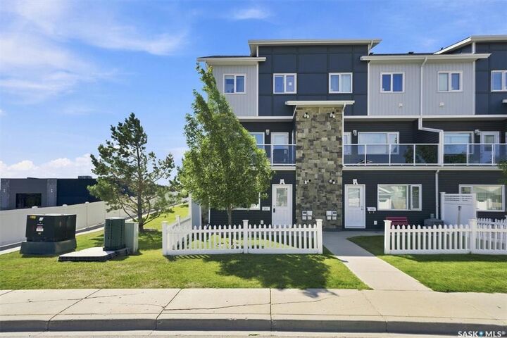 225 Hassard Close 211 — photo 1