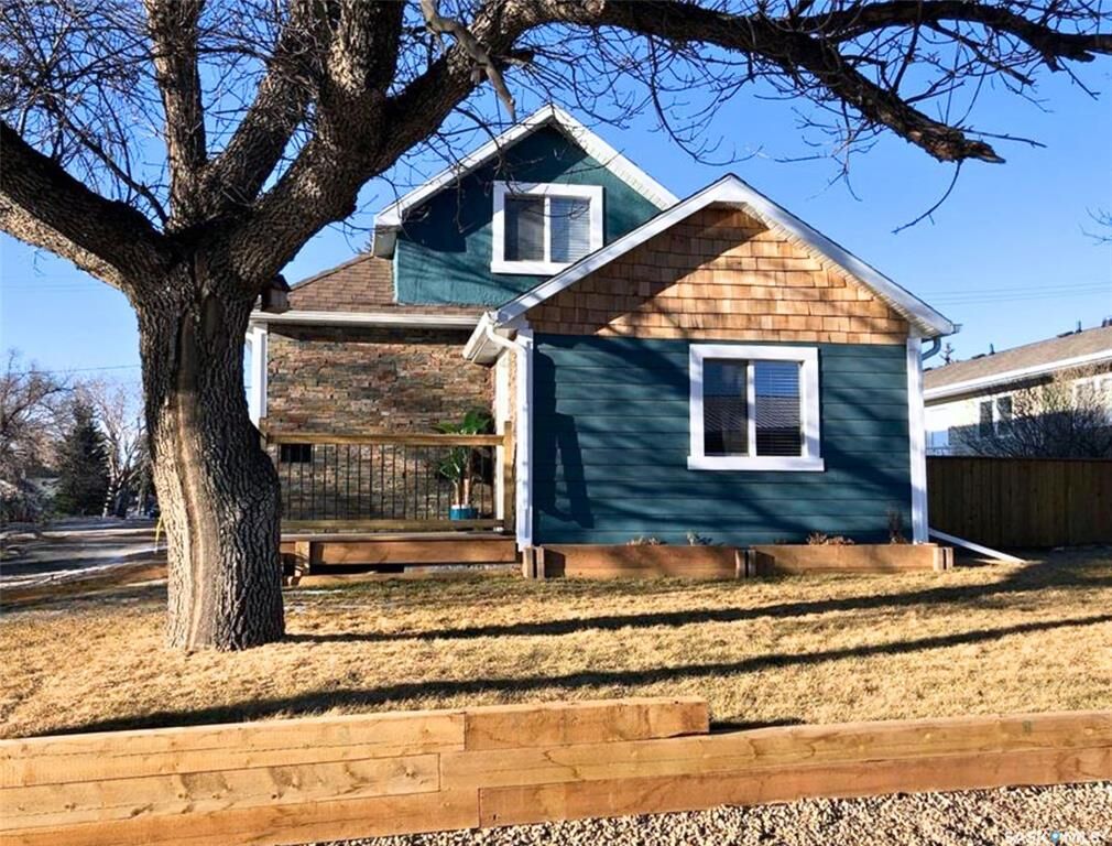 Property Photo:  707 N Railway Street E  SK S9H 1E1 