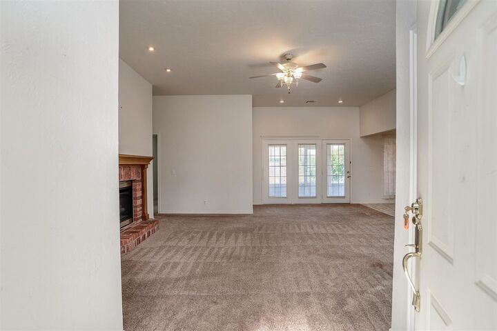 Property Photo: 2206 N Manning Street OK 74075