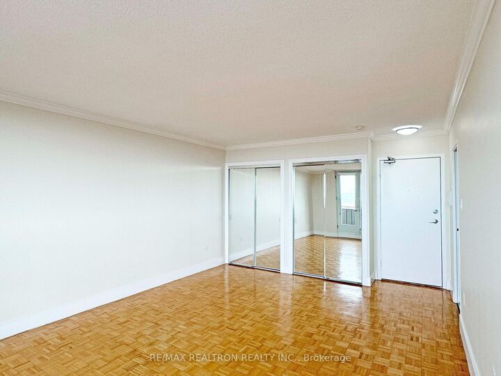 Property Photo:  666 Spadina Avenue 2402  ON M5S 2H8 