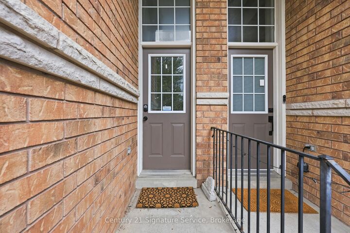Property Photo:  435 Hensall Circle 223  ON L5A 4P1 