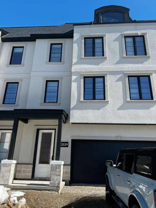 Property Photo:  2529 Meadowlands Way 32  ON N6G 5L8 