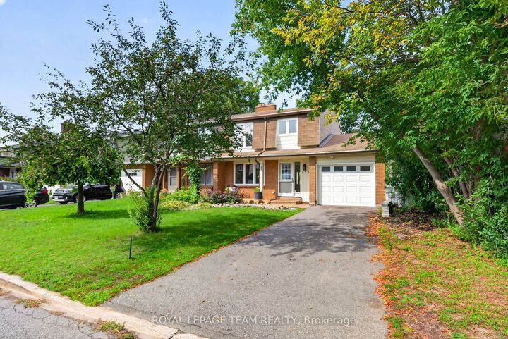 Property Photo:  2333 Cotters Crescent  ON K1V 8Y7 