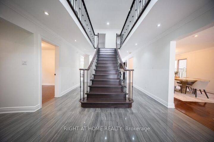 Property Photo:  2088 Perran Drive  ON L5K 2R4 