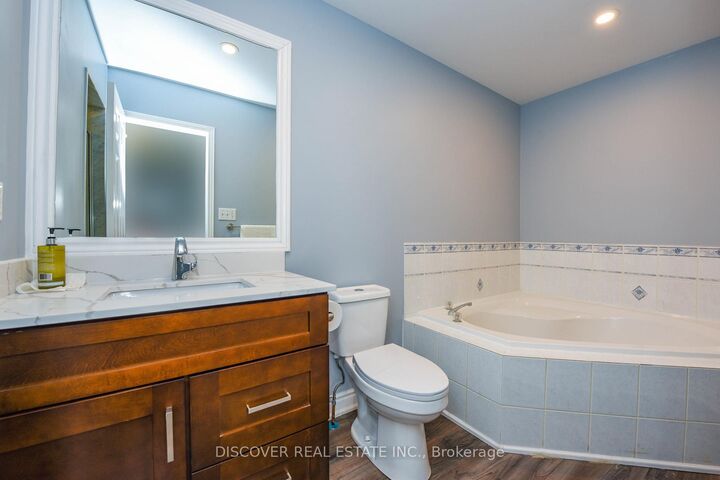 Property Photo:  5806 Rainberry Drive  ON L5M 6S2 