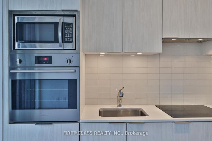 Property Photo:  11 Wellesley Street W 6012  ON M4Y 0G4 