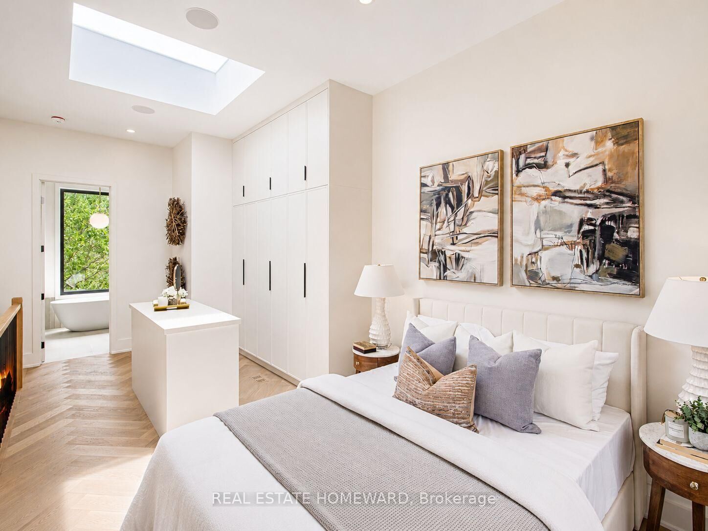 Photo de la propriété: 3 Rebecca Street ON M6J 1K8