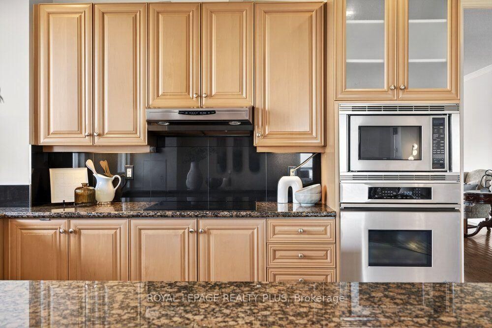 Property Photo:  35 Kingsbridge Garden Circle Tph4  ON L5R 3Z5 