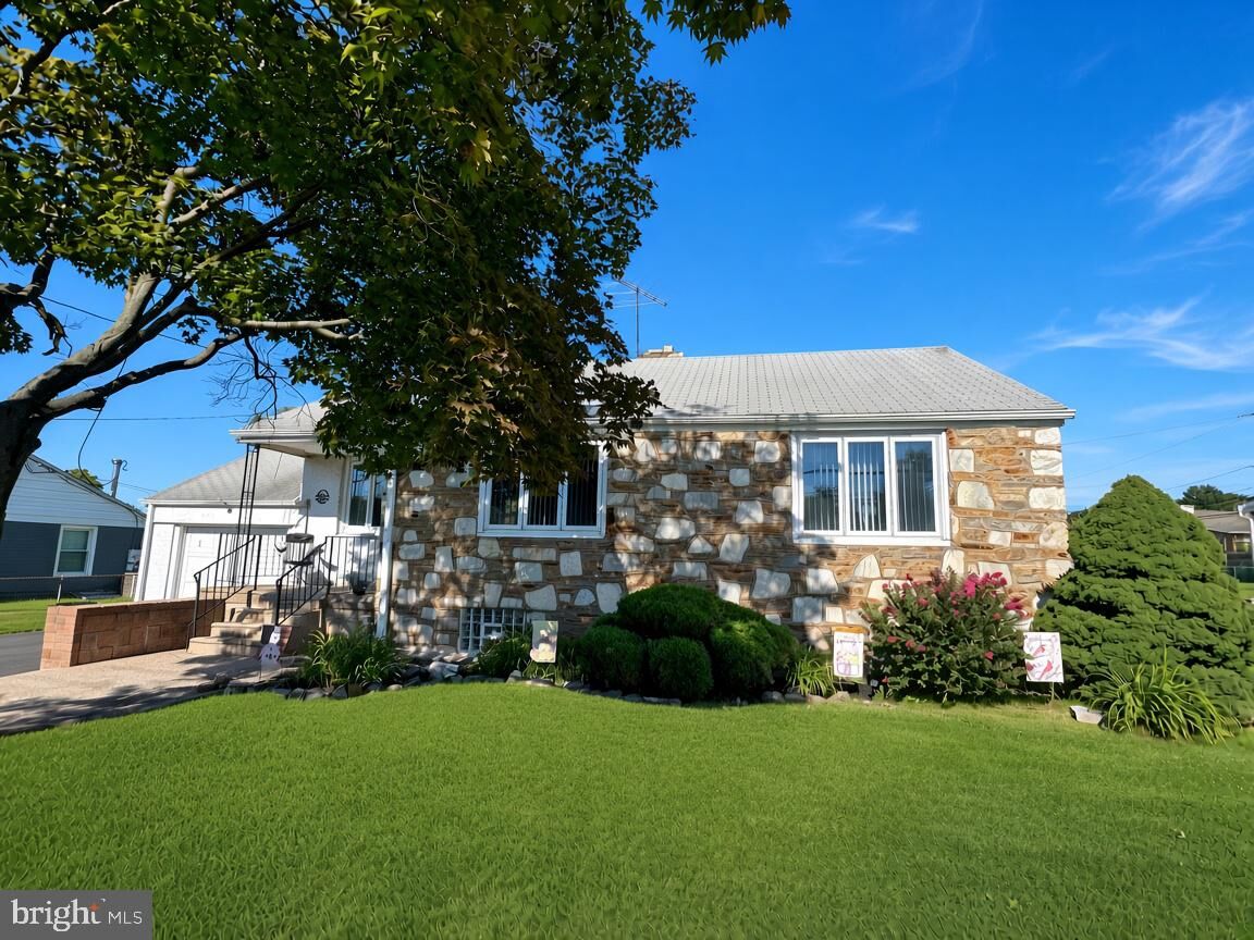 Property Photo: 1111 Welsh Road PA 19115